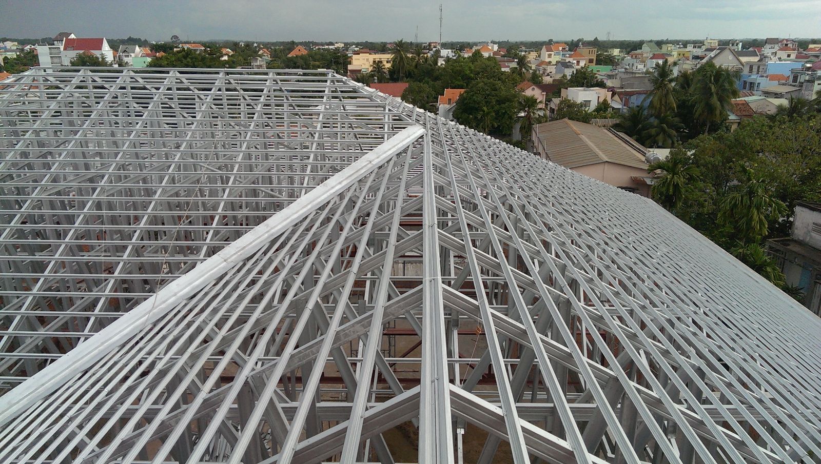 thi công khung kèo  thép mạ siêu nhẹ chống rỉ vntruss cho kết cấu mái nhà lợp ngói